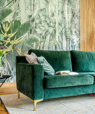 Salon ze stylową, zieloną sofą