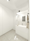 Duża łazienka z białą szafą w zabudowie