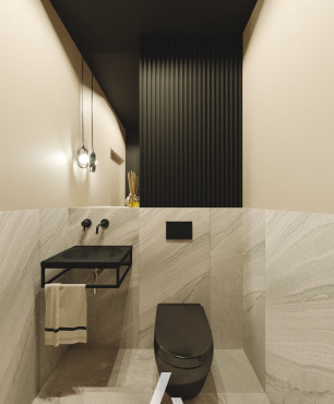 Toaleta w czerni z dodatkiem płytek w kolorze kamienia