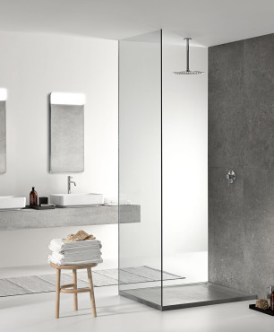 Łazienka z płytkami z imitacją betonu oraz z brodzikiem w kolorze szarym