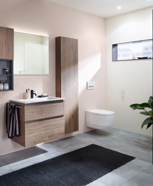 Prosta, klasyczna łazienka z prysznicem i meblami zamontowanymi do ściany
