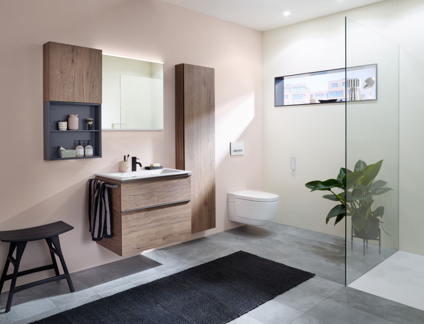 Prosta, klasyczna łazienka z prysznicem i meblami zamontowanymi do ściany