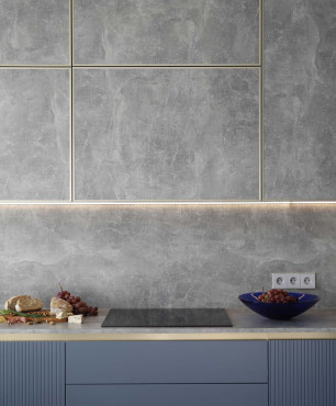 Imitacja betonowych płyt na ścianie w kuchni