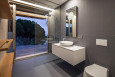 Łazienka z dużymi płytkami z imitacją betonu z prysznicem walk-in