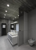 Aranżacja szarej łazienki z prysznicem typu walk-in oraz z dwoma zlewami nablatowymi