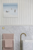 Łazienka w stylu francuskim z boazerią na ścianie