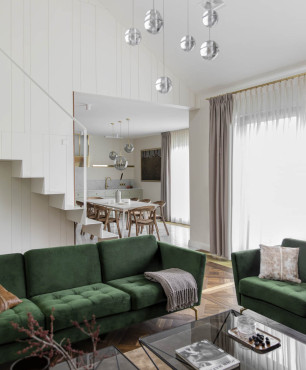 Nowoczesny salon z zielonymi sofami w stylu francuskim