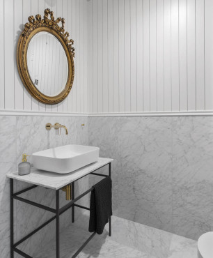 Klasyczna łazienka z lustrem w złotej ramie