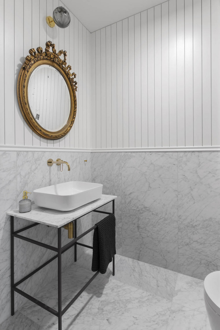 Klasyczna łazienka z lustrem w złotej ramie