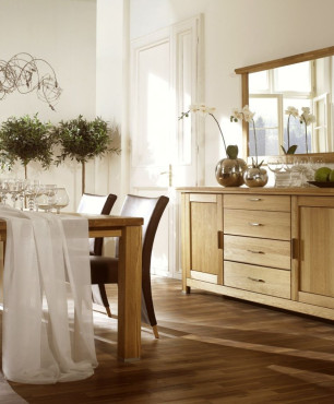 Jadalnia w wysokim pokoju z masywnym, drewnianym stołem