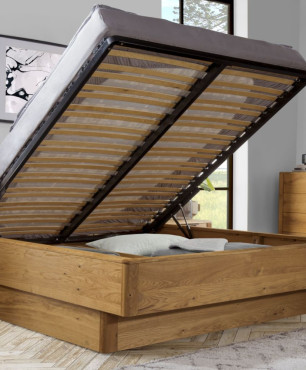 Nowoczesna sypialnia z dużym, drewnianym łóżkiem kontynentalnym z funkcją przechowywania