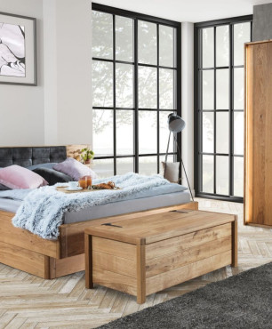 Nowoczesna sypialnia z drewnianym jasnym parkietem
