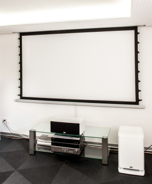 Sala z ekranem projekcyjnym