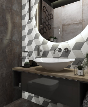 Ściana z płytkami ze wzorem heksagonalnym w toalecie