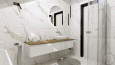 Przestrzenna i funkcjonalna łazienka z białymi płytkami