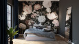 Sypialnia z szarymi ścianami oraz z tapetą w kwiaty