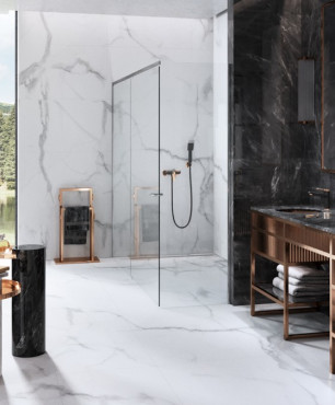 Niepowtarzalna łazienka w stylu glamour z białym i czarnym gresem na ścianie i podłodze