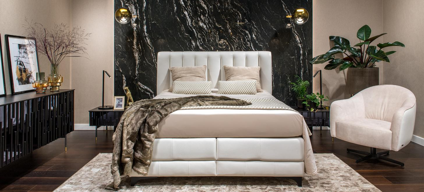 Sypialnia z nowoczesnym łóżkiem kontynentalnym Cupido firmy Kler