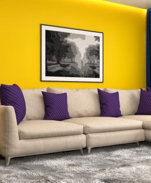 Żółty salon z fioletowymi poduchami