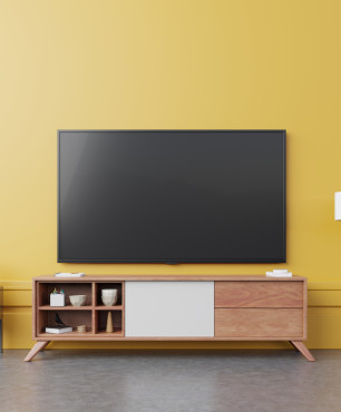 Żółta ściana z telewizorem