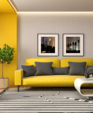 Designerski salon z żółta ścianą