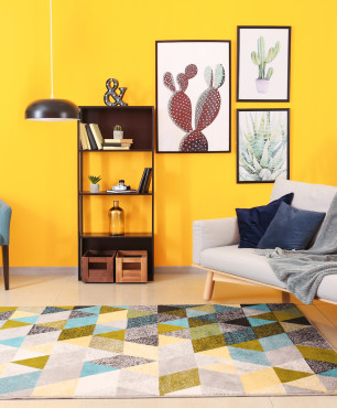 Salon w stylu skandynawskim z patchworkowym dywanem