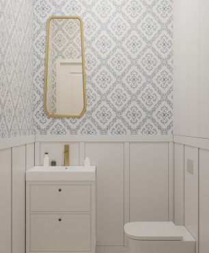 Łazienka w stylu rustykalnym z charakterystyczną tapetą na ścianie