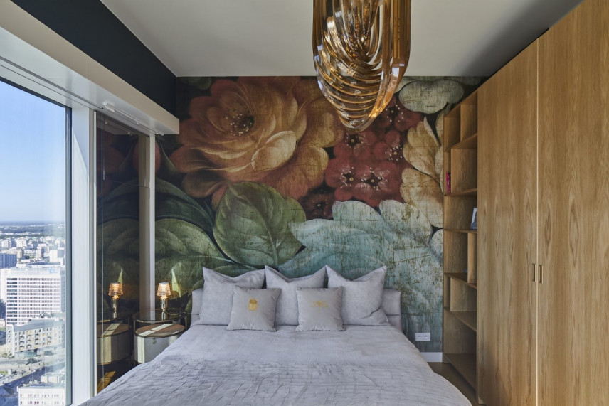 Sypialnia z tapetą z motywem kwiatowym na ścianie