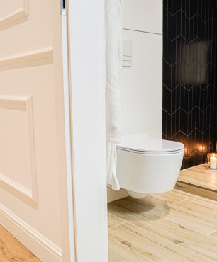 Nowoczesna łazienka z czarnymi płytkami na ścianie ułożonymi w jodełkę