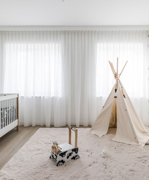 Pokój noworodka z niesamowitym łóżeczkiem dziecięcym