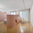 Duża sypialnia ze ścianą działową w kolorze różowym