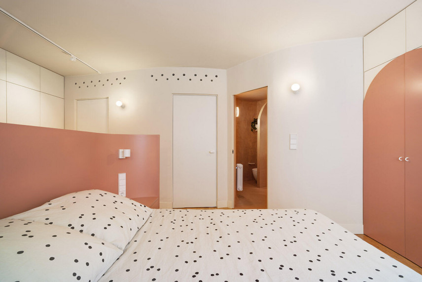 Sypialnia w biało-różowych kolorach
