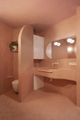 Toaleta ze ścianami w kolorze różowym