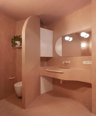 Toaleta ze ścianami w kolorze różowym