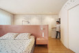 Sypialnia z różową ścianką działowa