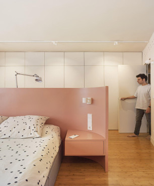Sypialnia z różową ścianką działowa