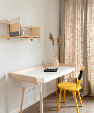 Klasyczne drewniane biurko w sypialni