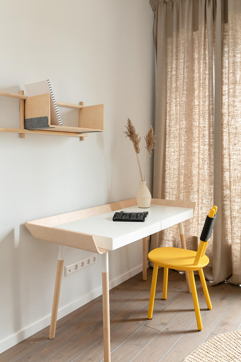 Klasyczne drewniane biurko w sypialni