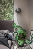 Tapeta z roślinami na ścianie w sypialni