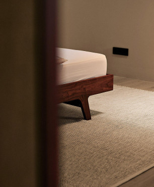 Klasyczna sypialnia z drewnianym łóżkiem kontynentalnym