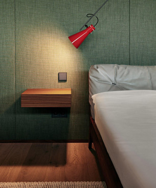 Sypialnia z zieloną ścianą oraz czarowną lampką nocną
