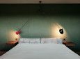 Klasyczna sypialnia z łóżkiem kontynentalnym w drewnianej ramie