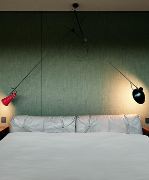 Klasyczna sypialnia z łóżkiem kontynentalnym w drewnianej ramie