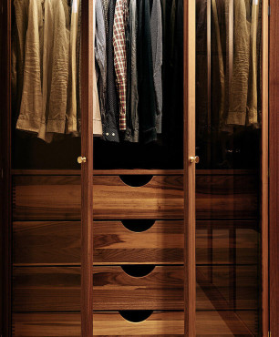 Garderoba z drewnianymi frontami meblowymi oraz ze szklanym frontem