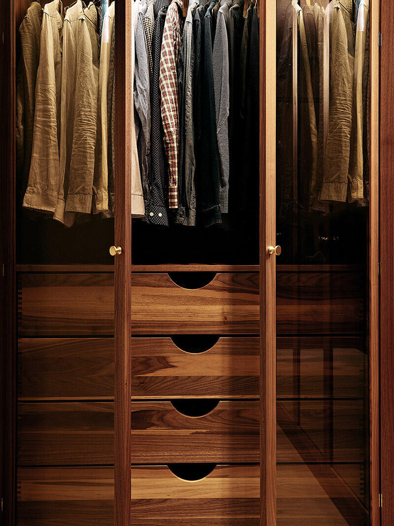 Garderoba z drewnianymi frontami meblowymi oraz ze szklanym frontem