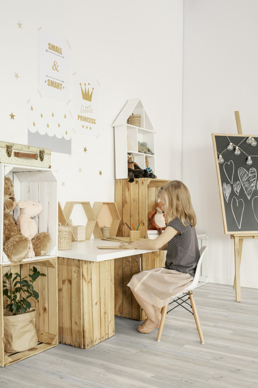 Pokój dziecięcy w stylu skandynawskim z małym biurkiem