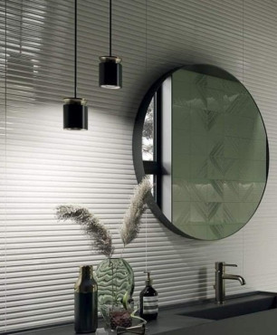 Łazienka z białymi płytkami 3d na ścianie oraz z okrągłym lustrem