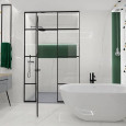 Klasyczna łazienka z prysznicem, wanną wolnostojącą oraz białym gresem na ścianie i podłodze