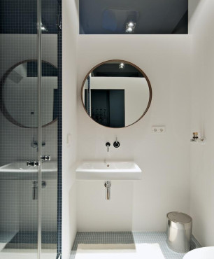 Klasyczna łazienka z białymi ścianami
