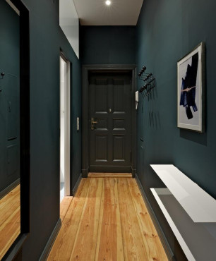 Wąski korytarz z ciemnym kolorem ścian